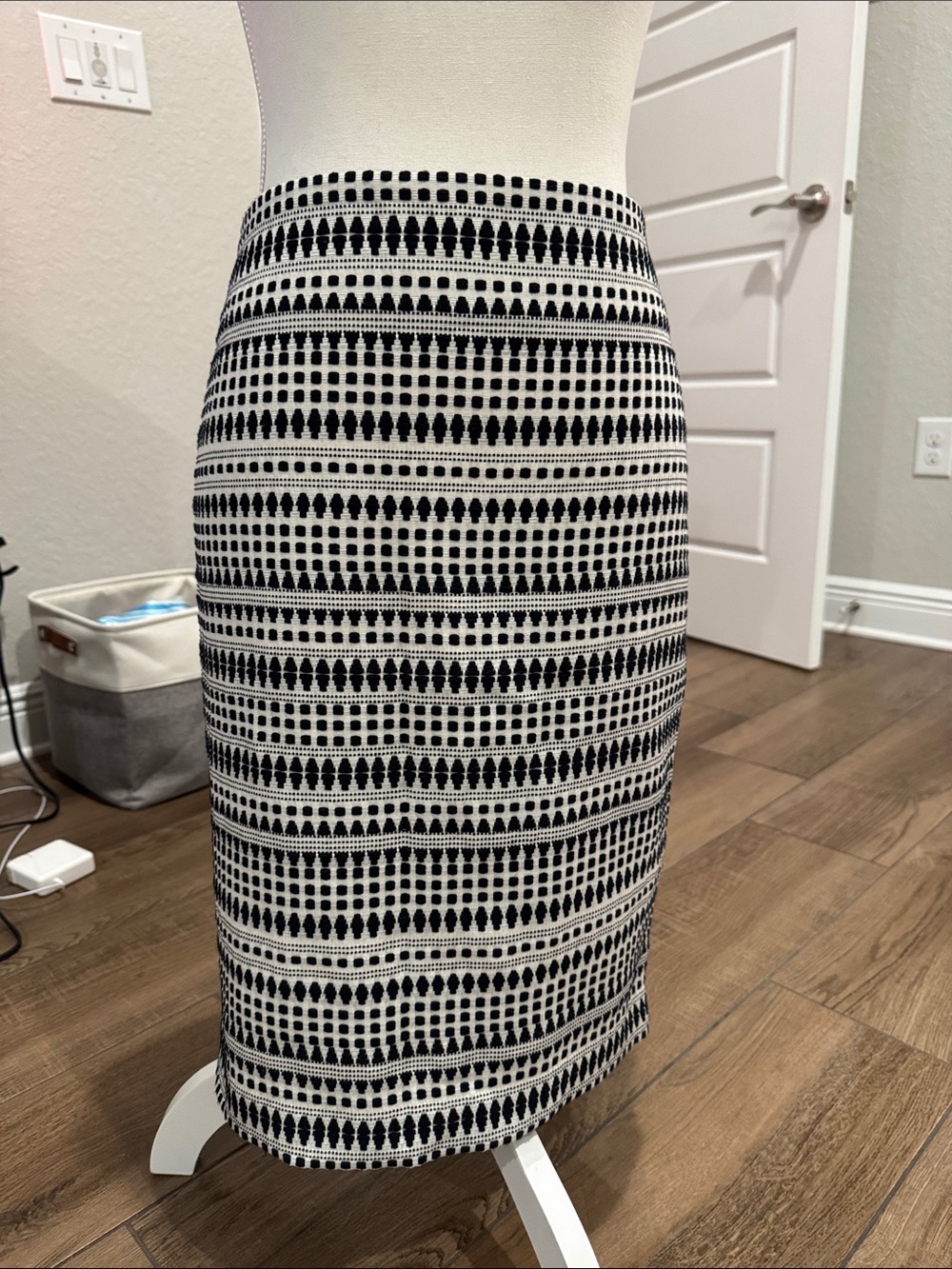 LOFT Black and White Patterned Pencil Skirt